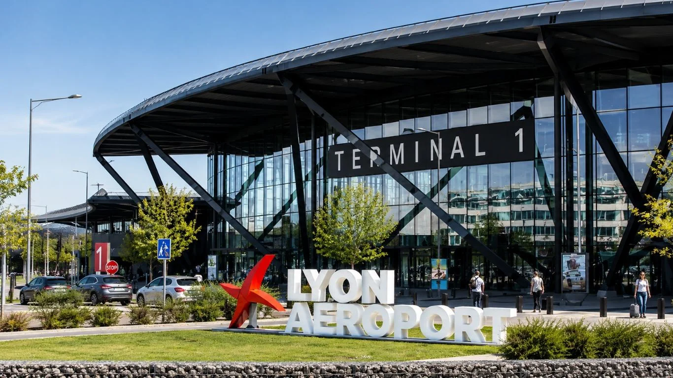 Logo Lyon Aéroport devant le Terminal 1 de l'aéroport Lyon-Saint Exupéry (LYS).