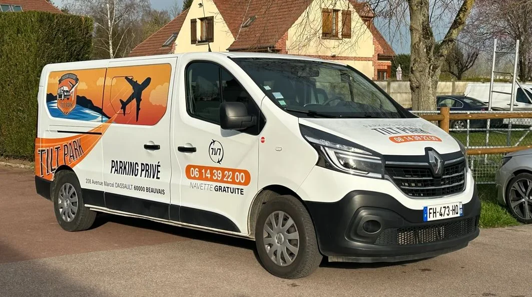 Navette blanche de TILT PARK aéroport Beauvais avec chauffeur devant le parking