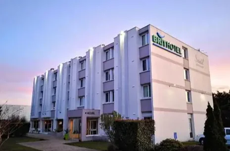 Parking Hôtel Brit Hotel — photo 1